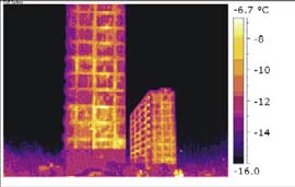 Wszystkie wyraênie jaêniejsze punkty i linie na termogramie oznaczajà punktowe i liniowe mostki cieplne, czyli miejsca odpowiedzialne za wypromieniowywanie nadmiernych iloêci ciep a.