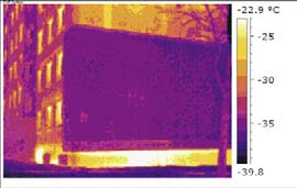 Wszelkie materia y termoizolacyjne stosowane w tej grupie rozwiàzaƒ àczy niska odpornoêç na bezpoêrednie oddzia ywania klimatyczne (Êwiat o s oneczne lub wilgoç) i stàd bierze si koniecznoêç ich