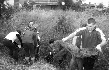 P R Z Y K Ł A D Y foto 24 P a l e n i e z a b i j a Uczniowie ze Złocienic postanowili pokazać, co myślą o paleniu papierosów. Przygotowali projekt o szkodliwości palenia.