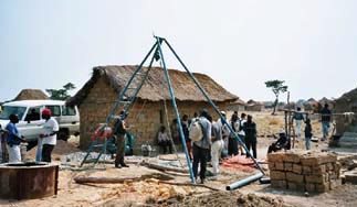 Budowa studni we wsi Kakalakassa w Angoli. Źródło: Oxfam UK 61. wprowadzeniu telewizji w trosce o zachowanie tradycyjnego stylu życia i kultury 55.