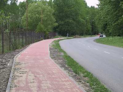 Projekt zakładał realizację II etapu budowy trasy rowerowej w Policach o powierzchni 6 361,99 m 2 oraz połączenie trasy rowerowej z dotychczas zrealizowanym odcinkiem.
