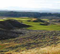 PRZYKŁAD: Devil s Thumb, Delta, Kolorado, USA Projekt: Phelps-Anderson Golf Design Devil s Thumb jest przystępnym polem publicznym zbudowanym w rolniczym regionie Kolorado, ponad 1600 m. n.p.m. Obszar był zdominowany przez mocno zerodowane formy terenu (lokalnie znane jako Dobies ) wyrzeźbione w jałowej glinie.