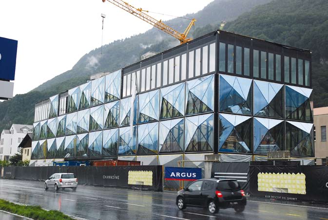 Zdjęcie 6. Przykład dwupowłokowej fasady obiektu biurowego, będącej w trakcie montażu. Biurowiec firmy Channoine w Vaduz (Lichtenstein) autorstwa Müller Architekten (fot. Marcin Spyra).
