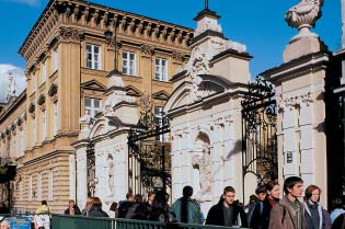Warszawski przemys jest nowoczesny i nastawiony na innowacje.
