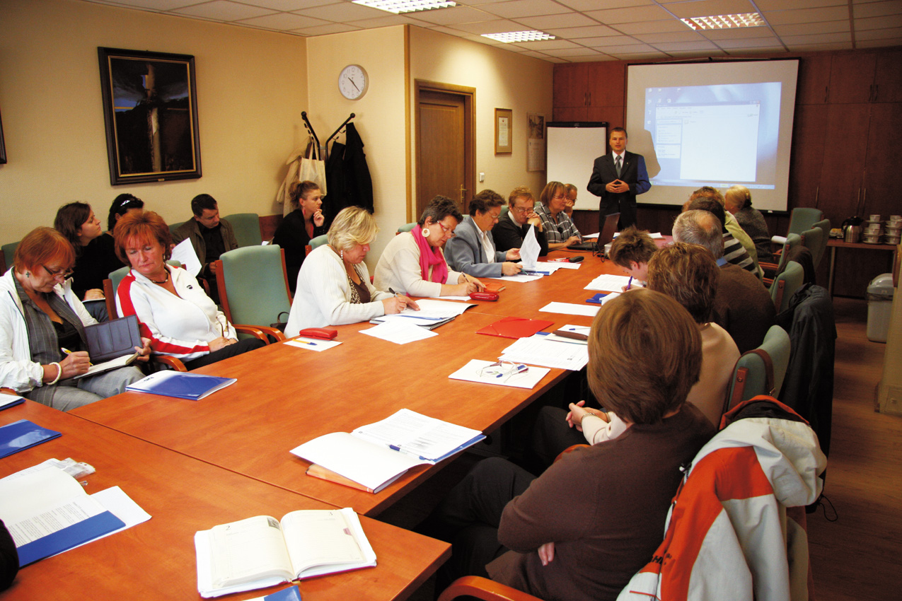 Szkolenie przedstawicieli organizacji pozarządowych (fot. UM Nowy Targ) W grudniu 2009 roku zorganizowano po raz trzeci święto wolontariatu pod nazwą III Nowotarski Dzień Wolontariusza.