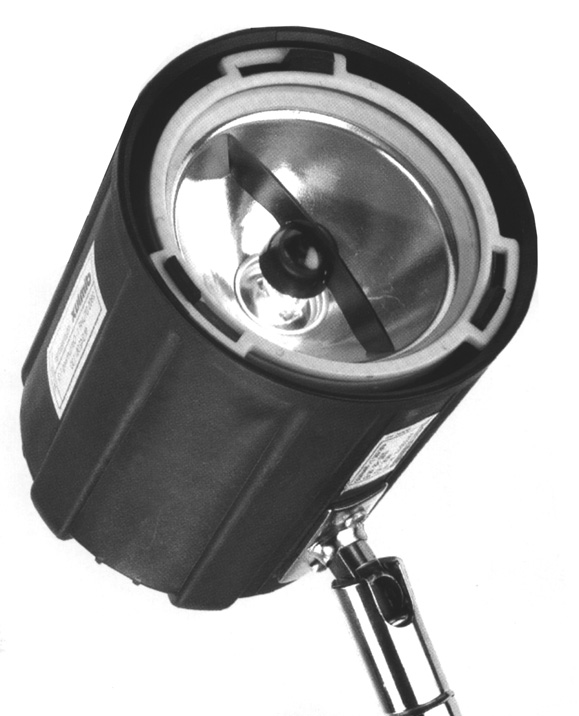 Rys. 5. Maszynowa oprawa halogenowa, model HALO-LIGHT 70 oraz krzywe œwiat³oœci i rozk³ady natê enia oœwietlenia (P = 50 W) dla dwóch rodzajów rozsy³u strumienia œwietlnego [6] Rys. 6.
