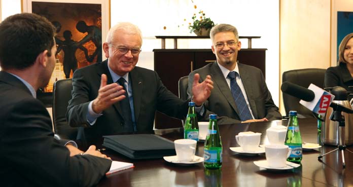10 rozmów o Europie 2009: prof. dr hab. Jerzy Buzek dotykającymi najbardziej aktualnych zagadnień i wyzwań politycznych, społecznych oraz gospodarczych.