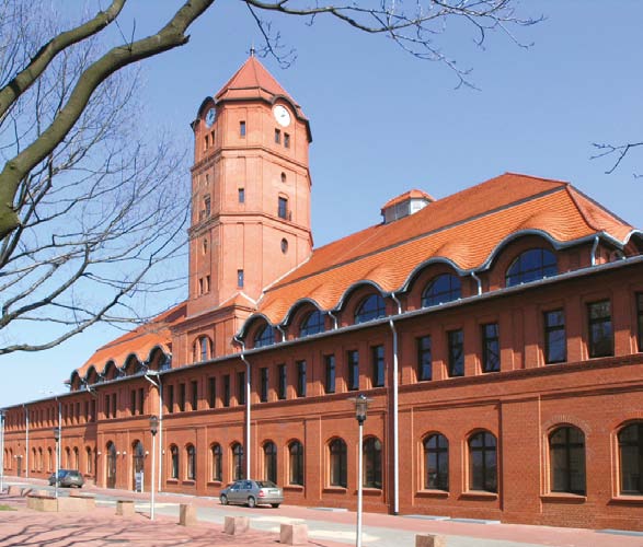 Dom Współpracy Polsko-Niemieckiej (DWPN) jako bilateralna organizacja realizuje projekty edukacyjne i informacyjne z zakresu stosunków polsko-niemieckich, dialogu interkulturowego, budowania