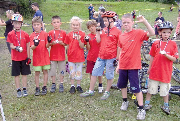 Pozytywny stosunek emocjonalny rodziców do dziecka przejawia siê tak e w okazywaniu cierpliwoœci, gotowoœci zajmowania siê nim, t³umaczeniu, objaœnianiu, ³atwoœci¹ nawi¹zywania z nim kontaktu.