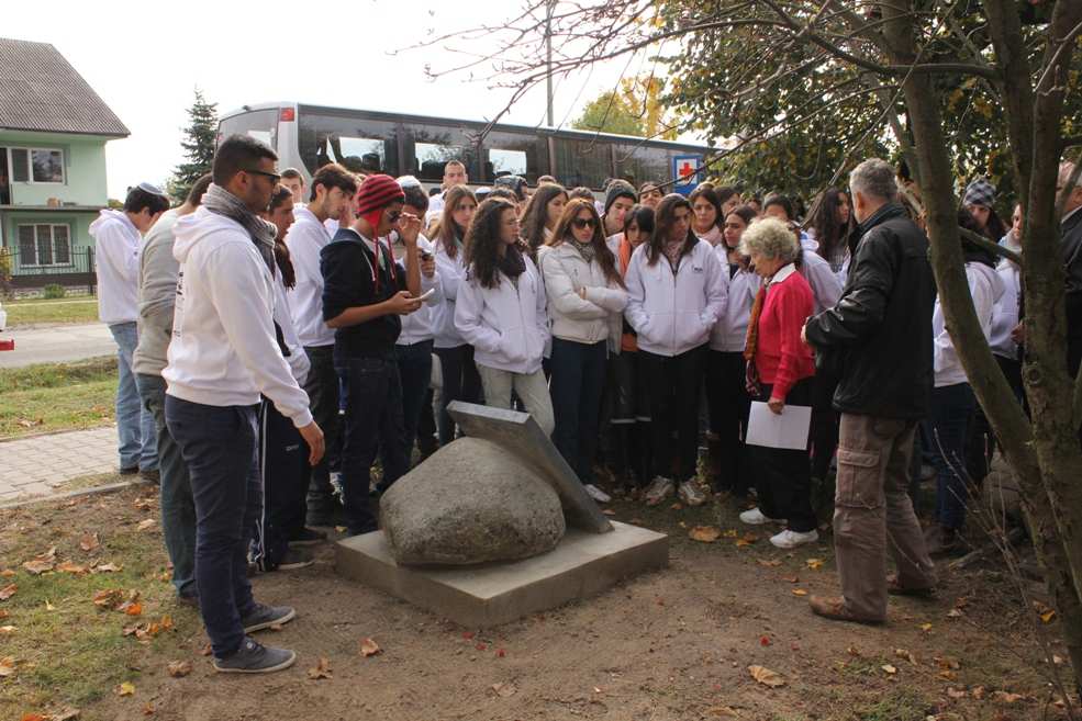 Izraelska młodzież z Pardes Hana kolejny raz w Urszulinie Pod pomnikiem, przy grobie zamordowanych Żydów wereszczyńskich, Miriam opowiedziała o tragedii, jaka się tu wydarzyła.