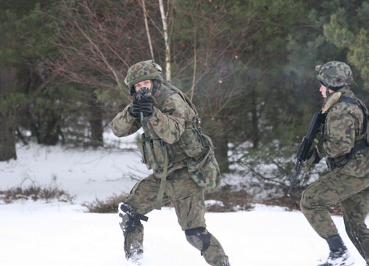 SPRAWDŹ CZY SPEŁNIASZ WARUNKI O kształcenie (szkolenie) w szkole wojskowej oraz ośrodku szkolenia mogą ubiegać się osoby, które mają co najmniej 18 lat, są niekarane sądownie oraz posiadają: