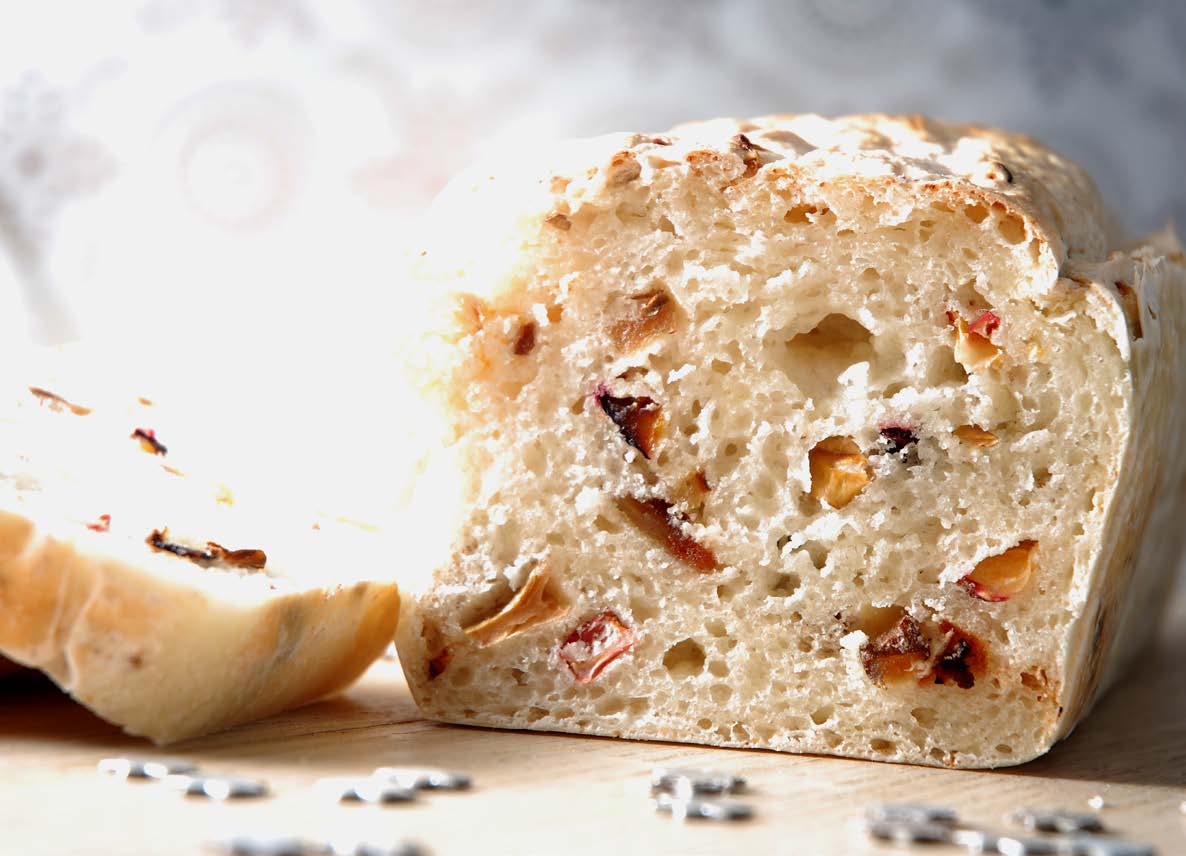 Chleb bożonarodzeniowy Chyba nie ma większej przyjemności niż własnoręcznie przygotowany, pięknie wyrośnięty chleb, którym zajada się ze smakiem cała rodzina.