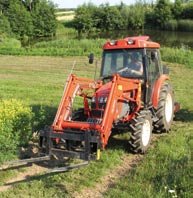 Dużym plusem oferowanych ciągników jest możliwość domontowania przedniego wałka odbioru mocy, przedniego trzypunktowego układu zawieszenia oraz ładowacza czołowego.