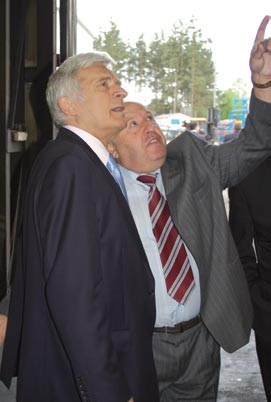 Jerzy Buzek, składając wizytę na Podlasiu, odwiedził także Pronar jedną z największych firm w województwie.