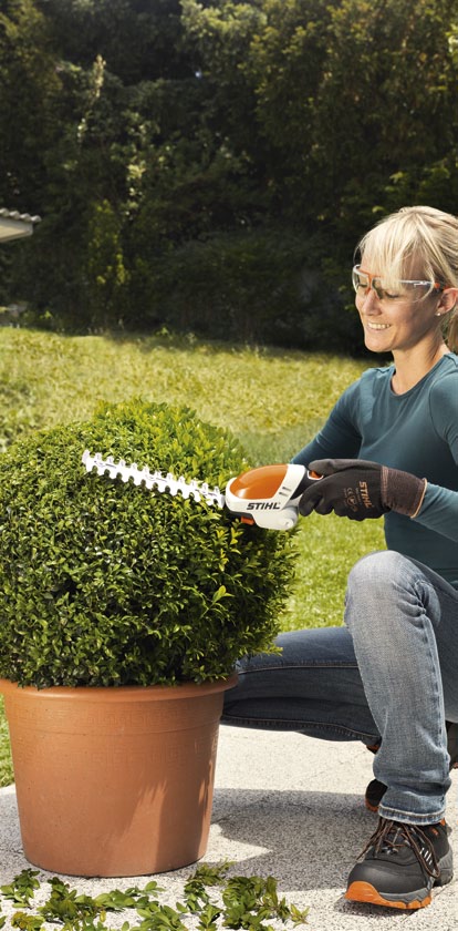 Akumulatorowe nożyce do żywopłotów i krzewów: Zadbają o perfekcyjną formę każdego zakątka ogrodu Nożyce STIHL HSA 25 szczególnie dobrze nadają się do przycinania i pielęgnacji ozdobnych krzewów