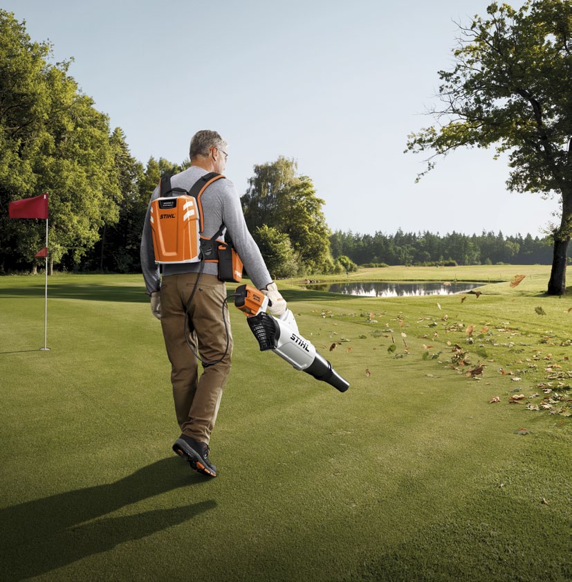 Akumulator plecakowy AR 900: Ma w sobie to coś Akumulator STIHL AR 900 dysponuje pięciokrotnie większą energią niż sprawdzony akumulator STIHL AP 180.