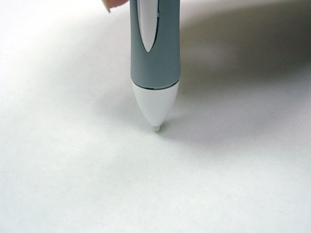 3. Nach der Herausnahme der alten Stiftspitze setzen Sie bitte an ihrer Stelle eine neue ein. 4. Drücken Sie bitte die neue Spitze sorgfältig fest, indem Sie den Stift senkrecht halten.