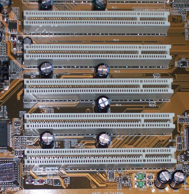 Aby zapewnić zarówno producentom, jak i użytkownikom możliwie dużą elastyczność, w standardzie PCI zdefiniowano tzw. gniazdo wspólne (z ang. shared slot).
