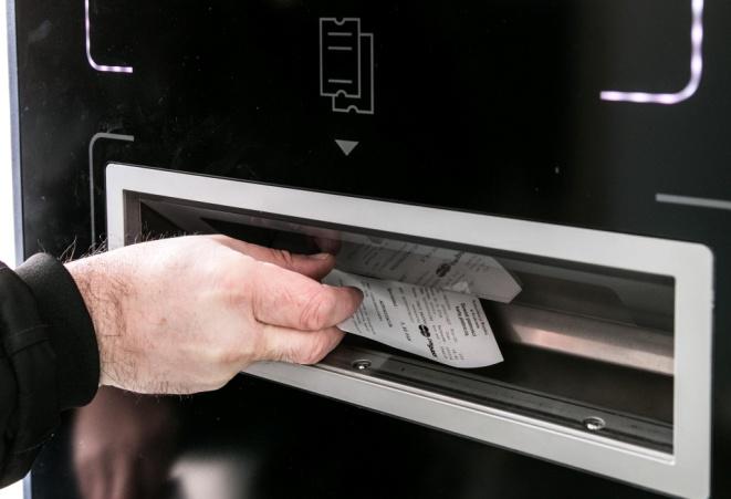 Po uiszczeniu opłaty automat przechodzi do drukowania potwierdzenia zakupu biletu okresowego a także wydawania reszty.