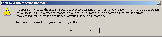 Naciśnij prawy przycisk myszy na wirtualnej maszynie i wybierz Upgrade Virtual Hardware z menu. Nacisnij Yes aby kontynuowac aktualizacje vma. Włacz vma aby zmiany weszły w życie.