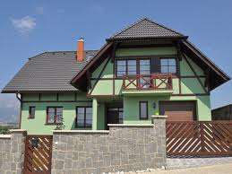 Zakwaterowanie w: hotelach / motelach pensjonatach kwaterach prywatnych (wzrasta) Zakwaterowanie można znaleźć również w: prywatnych