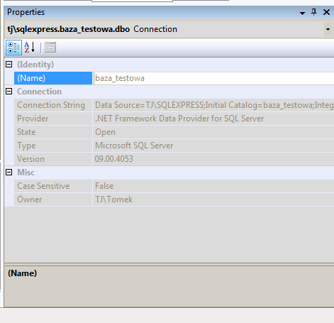 Po utworzeniu nowej bazy danych na pracującym serwerze MSSQL, Visual Studio doda nowe połączenie do listy istniejących (jak na rysunku).