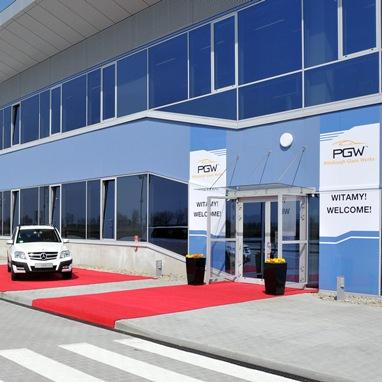 Pittsburgh Glass Works Kwiecień 2012: otwarcie pierwszej fabryki w Polsce amerykański koncern produkujący szyby samochodowe dla