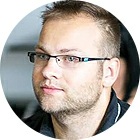 Poła czenie programisty i przedsie biorcy. Producent mebli i z arówek LED. Włas ciciel sklepów internetowych. Twórca takich serwisów jak YoYo.pl,