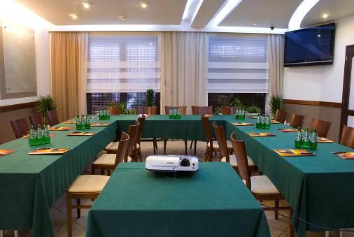 SZKOLENIA I KONFERENCJE PROMOCJA NOWOROCZNA SALE KONFERENCYJNE Zapewniamy wszelkie udogodnienia niezbędne do przeprowadzenia profesjonalnych szkoleń, konferencji oraz spotkań biznesowych.