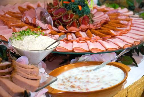 NOCLEGI I ŚNIADANIA Hotel oferuje 27 komfortowo urządzonych pokoi, jedno-, dwu- i trzyosobowych, łącznie dla 59 osób.