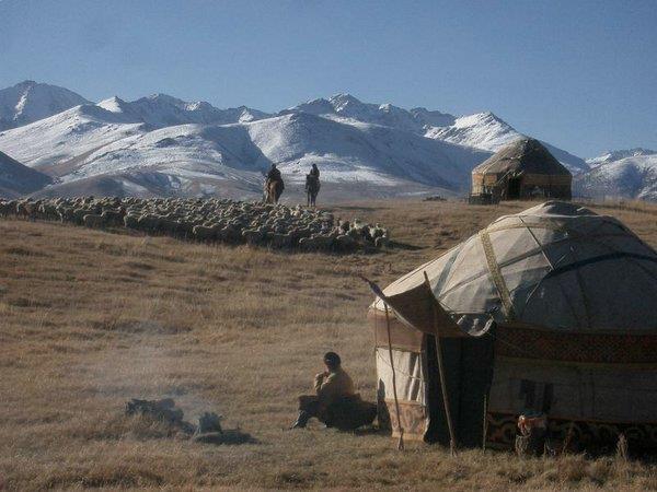 KAZACHSTAN Gospodarka kraju prawie w równym stopniu opiera się na przemyśle i rolnictwie.