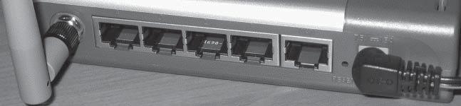 Router Router (ang. router) ma wygląd zbliżony do koncentratora i przełącznika. Na panelu przednim są wskaźniki pokazujace stan poszczególnych portów i podłączenie routera do sieci.