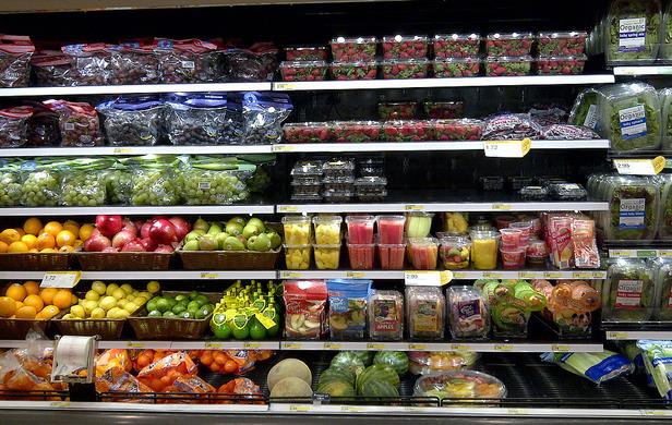 5 Wchodząc do sklepu po sprawunki, konsument wybiera często spośród podobnych produktów dostarczonych przez kilku dostawców np. owoce truskawek w opakowaniach 0,5 kg.
