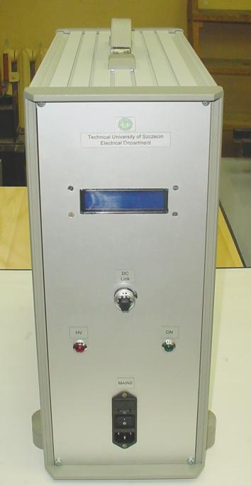 Wybrane przykłady: źródła napięcia przemiennego Podobnie jak w przypadku konstrukcji reaktorów wiele zespołów wypracowało autorskie rozwiązania energoelektronicznych źródeł zasilających reaktory