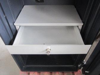 1-3 Wyposażenie wewnętrzne (standardowe i opcjonalne) Produkt: Główne cechy Wymiary i masy (kg) Zdjęcie Regulowana półka Stal 2 mm Malowanie proszkowe Boczne uchwyty mocujące chromowane