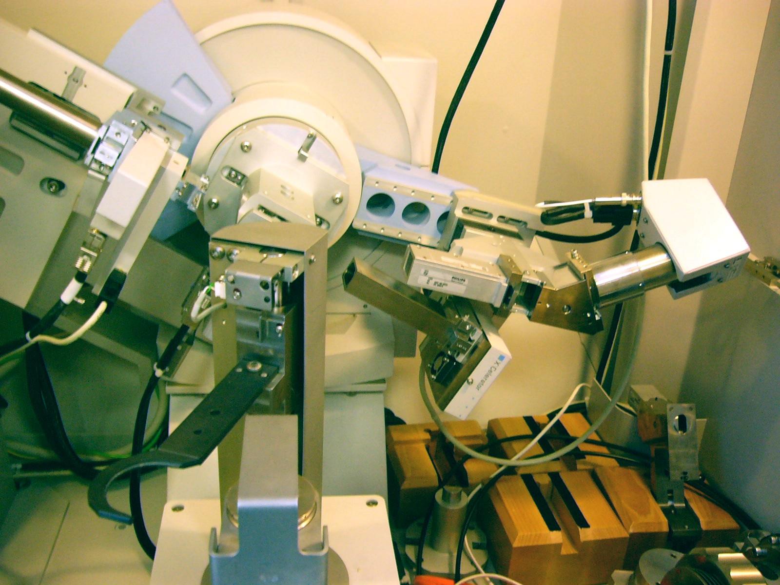 Laboratorium Rentgenowskiej Dyfraktometrii Proszkowej Konsultacje Ekspertyzy materiałowe Badanie materiałów : - fotoelektronicznych - budowlanych -