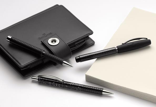 Kolekcja Basic Black stanowi elegancki dodatek wraz z piórem wiecznym, kulkowym czy długopisem w dwóch wersjach korpusu: carbon oraz leather wraz z pasującą kolorystycznie żłobioną strefą chwytu.