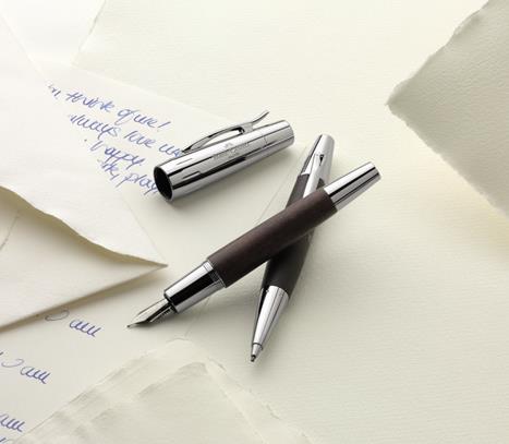 E-MOTION The combination of polished metal and wood in a variety of colours culminates in an impressive design.