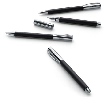 Eleganckie instrumenty piśmienne o prostej linii. Wykończenia z chromowanego i polerowanego metalu. Dostępne w kilku wersjach. AMBITION Elegant and simple design of writing instruments.