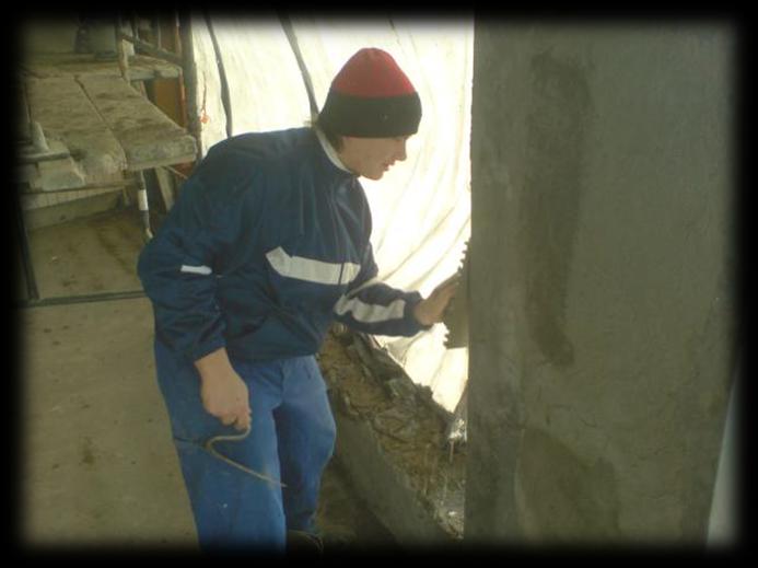 Murarz-tynkarz jest typowym zawodem dla procesu budowlanego przy wznoszeniu budowli metodami tradycyjnymi.