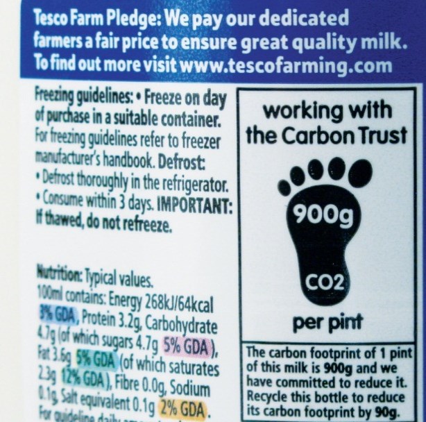 Rys. 33. Aktualny wzór znaku potwierdzającego współpracę z Carbon Trust w celu ograniczenia emisji CO 2. Znak ten informuje: Współpraca z Carbon Trust. 19 kg CO 2 na m 2.