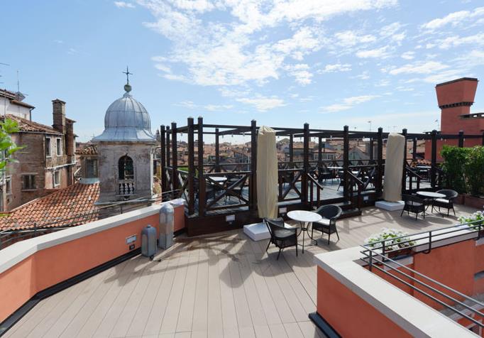 WENECJA: STARHOTELS SPLENDID VENICE **** Elegancki hotel Starhotels Splendid Venice usytuowany jest nad kanałem w dzielnicy Mercerie w Wenecji, 5 minut spacerem od Placu Świętego Marka.