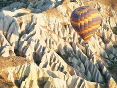 Kandovan (Candovan)- miejscowość położona w pobliżu miasta Tabriz, w Iranie. Kando oznacza gniazdo pszczół.