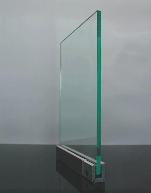 PROFIL BOCZNY FIX 40 Profil pozwala na estetyczne wykończenie skrajnych elementów ścian szklanych.
