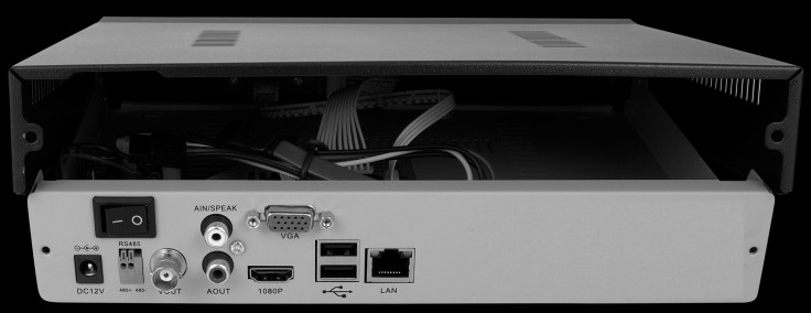 NVR-5304, NVR-5308 Instrukcja obsługi (skrócona) wer.1.2 URUCHAMIANIE URZĄDZENIA Po poprawnym podłączeniu dysku należy założyć osłonę i przykręcić śrubami 2.3. Podłączanie zasilania.