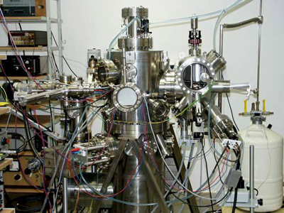 Komora próżniowa systemu UHV mikroskopu STM i RHEED Ultra wysoka próżnia (UHV Ultra High Vacuum) warunki, w których badana powierzchnia nie zostanie zanieczyszczona obcymi atomami, Optymalne warunki