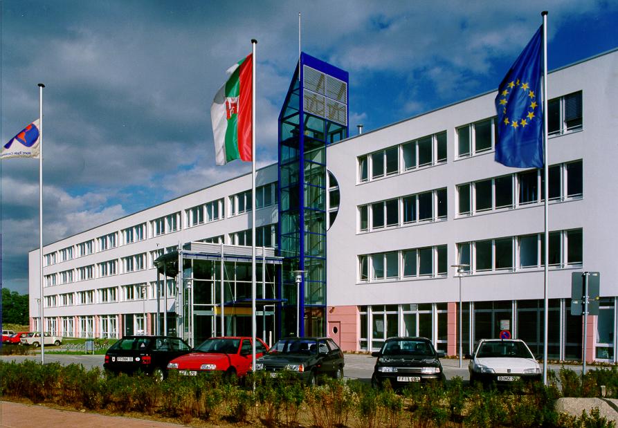 Liczby 1991 utworzenie 1993 nowy budynek 2014 w samym budynku 32 najemców z ok.