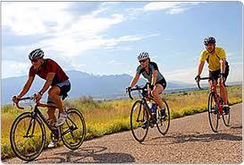PRZYKŁADY AKTYWNOŚCI RUCHOWEJ Do aktywności ruchowej należą sporty indywidualne takie jak: bieganie, jazda rowerem,