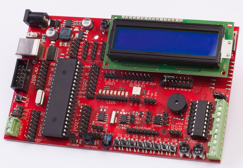 Zestaw Startowy EvB Zestaw startowy EvB 5.1 z mikrokontrolerem ATMega32 jest jednym z najbardziej rozbudowanych zestawów dostępnych na rynku.