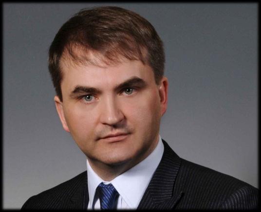 4. ZESPÓŁ ZARZĄDZAJĄCY Amadeusz Krawczyk Prezes Zarządu Magister socjologii Uniwersytetu Wrocławskiego, absolwent studiów podyplomowych na Uniwersytecie Ekonomicznym we Wrocławiu na kierunku